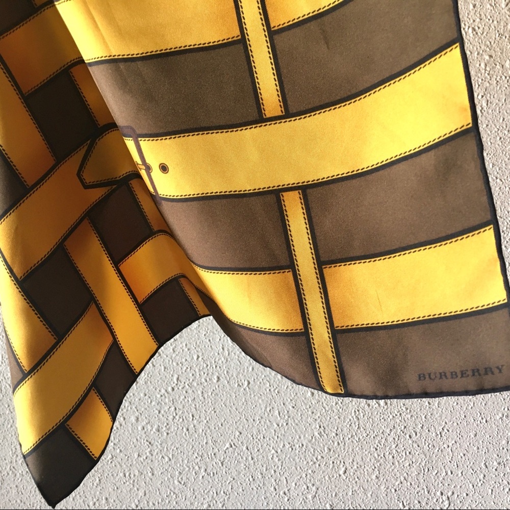 Burberry Scarf With belt motif - Picture 2 of 9